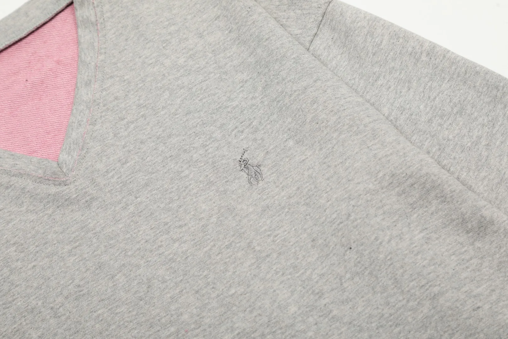 🅿️210 "Top Quality" Style No.: T5011# [Ralph Lauren dual-color pony embroidered logo couple V-neck sweatshirt] ✅Ralph Lauren classic two-color stitching contrasting V-neck terry sweatshirt ✅The version is restored to the original version. The maximum size can be worn up to 170 pounds. Loose, comfortable and stress-free. ✅The upper body is simple and easy to wear. ootd must-have style. Good-looking clothes are never too picky. A must-have in a couple’s wardrobe Size: S-L Color: Mi Xing Navy Gray